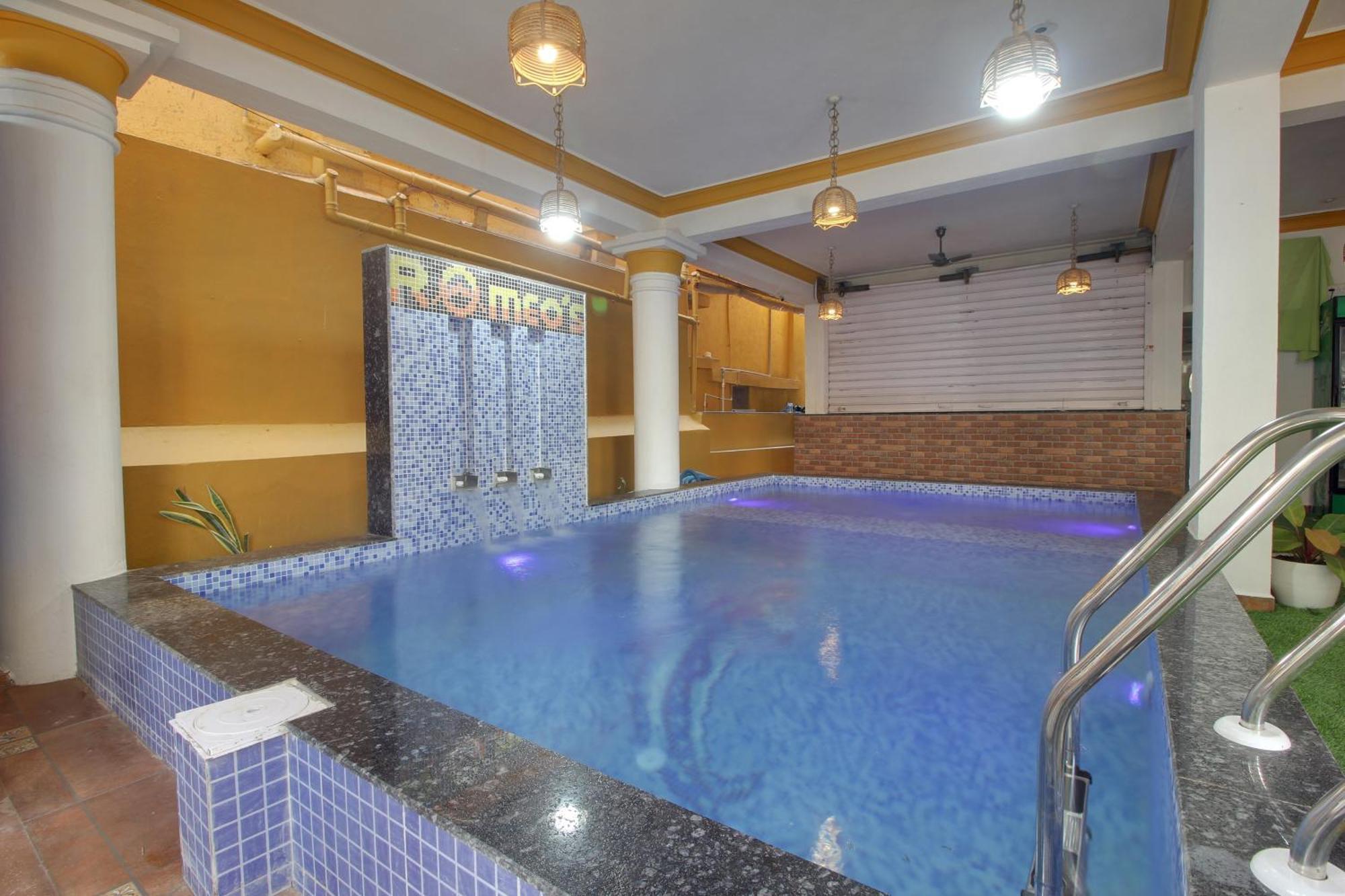 Collection O Romeos Place Baga Beach Hotel Калангуте Екстериор снимка